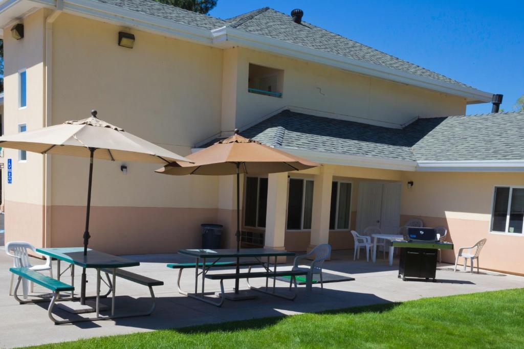 Shasta Pines Motel & Suites Burney 외부 사진