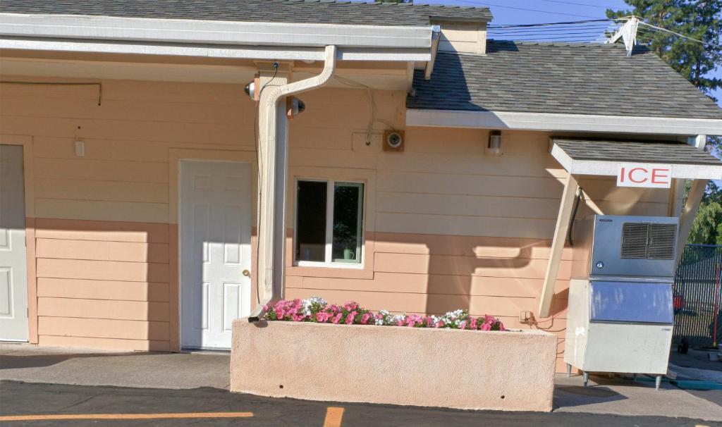 Shasta Pines Motel & Suites Burney 외부 사진